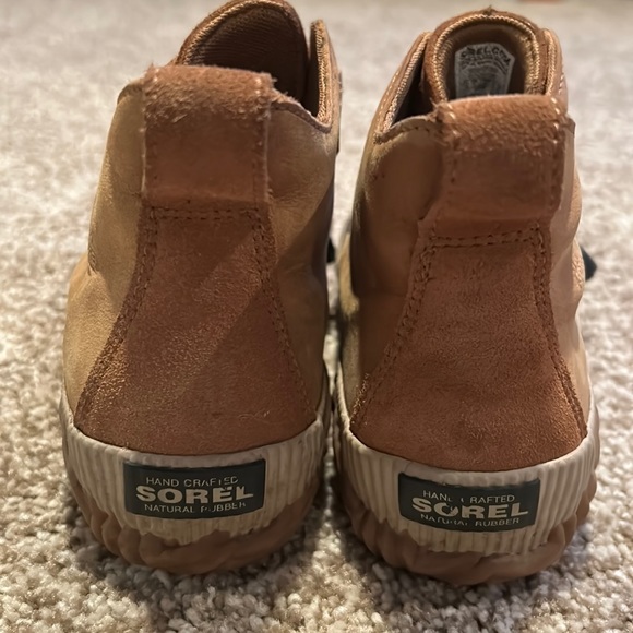 Kids size 5 Sorel boots, equivalent to men’s 5 women’s 7 - Picture 3 of 4